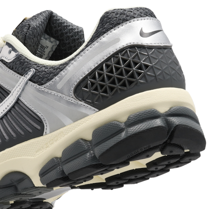 Nike Zoom Vomero 5 Hombre Iron Grey-Chrome-Metallic Silv
